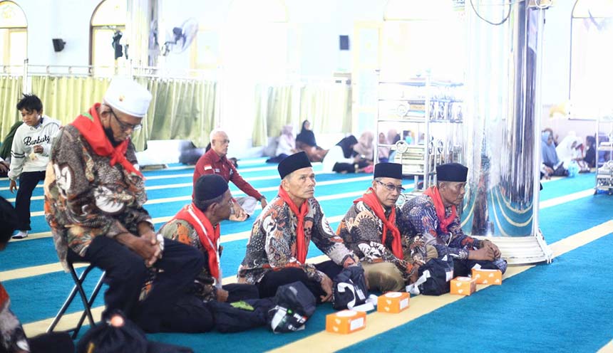 Sejumlah jemaah calon haji saat mengikuti rangkaian pelepasan keberangkatan di Masjid Agung Darul Ulum, Kecamatan Tebingtinggi, Kepulauan Meranti, Rabu (21/6/2023).
