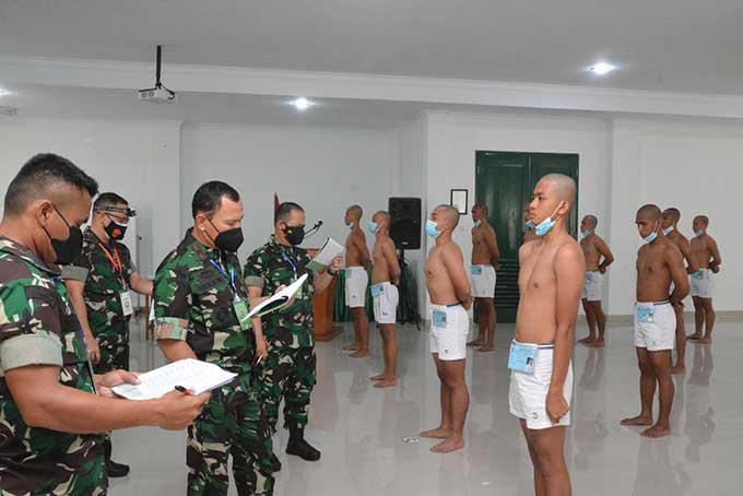 Danrem 031/WB Brigjen TNI Parlindungan Hutagalung (tiga kiri) saat meninjau seleksi pantukhir penerimaan Secata TNI AD Gelombang I Tahun Anggaran (TA) 2022 di Makodim 0301/PBR, Senin (11/4/2022).