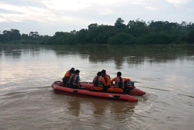 PENCARIAN: Tim Basarnas dari Pekanbaru saat melakukan pencarian warga yang tenggelam di Desa Sikakak, Kecamatan Cerenti, Selasa (14/7/2020). MARDIAS CAN/RIAU POS