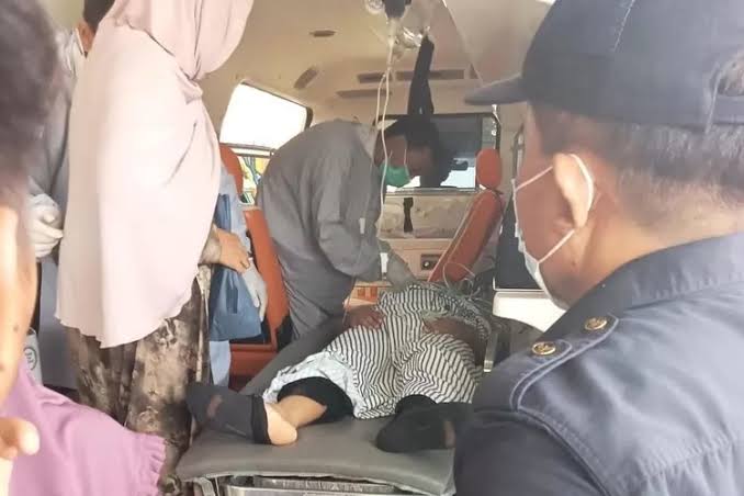 ILUSTRASI: Guru yang dibacok siswa MA saat mendaptkan perawatan medis.