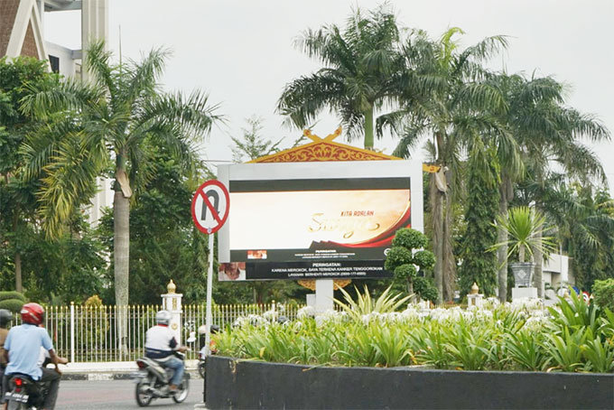 Dinilai mengganggu dan menayangkan iklan rokok, videotron yang berlokasi di Bundaran Tugu Zapin disomasi oleh Komunitas Masyarakat Tidak Merokok (KMTM), Senin (25/1/2021).(MHD AKHWAN/RIAUPOS.CO)