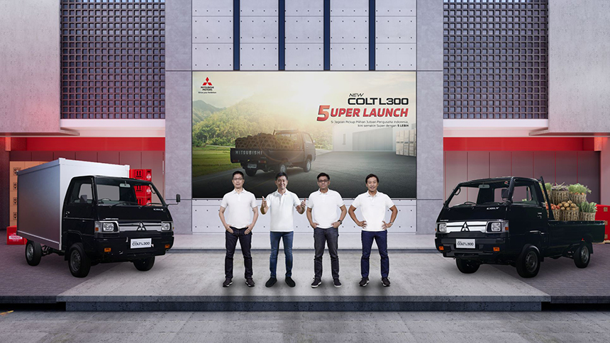 ManajemenÂ PT MMKSI berfoto bersama usai peluncuran Mitsubishi New Colt L300 di Jakarta, Selasa (28/6/2022).