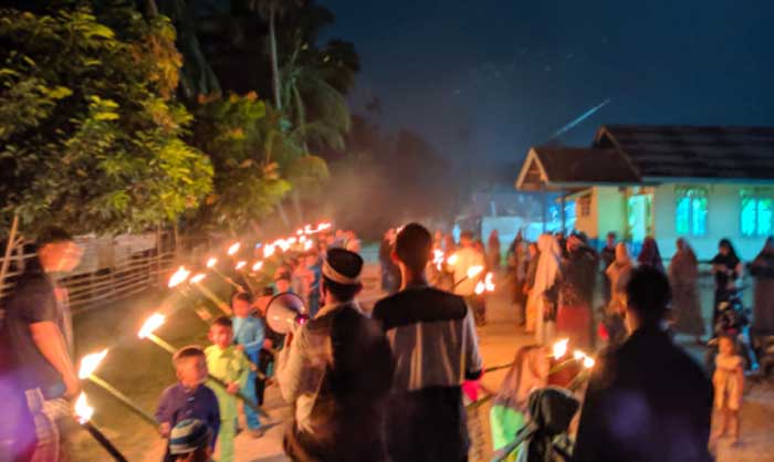 Suasana malam takbiran di Desa Sukaping Pangean Kuansing, Kamis (30/7/2020). (PEMUDA PANGEAN FOR RIAUPOS.CO)