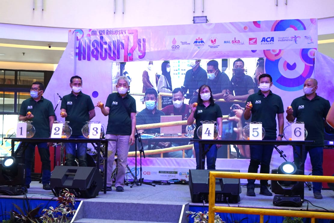 Direksi Mal Ska mencabut undian Granprize satu unit Honda BRV pada Anniversary 17 tahun Mal Ska di Atrium Kampar Mal, Ska Pekanbaru, Ahad (30/10/2022).