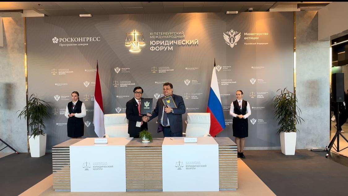 Menteri Hukum dan HAM, Yasonna H Laoly melakukan kerja sama (MoU) bersama Menteri Kehakiman Rusia, Konstantin Anatolievich Chuychenko pada, Kamis (11/5/2023).