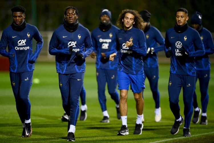 Dari kiri, gelandang Aurelien Tchouameni, bek Axel Disasi, gelandang Matteo Guendouzi, dan bek William Saliba berlatih di Clairefontaine-en-Yvelines kemarin.