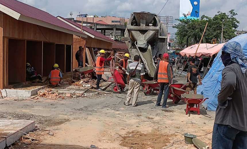 Para pekerja tampak mulai melakukan pengecoran lantai bangunan tempat penampungan sementara (TPS) kios pedagang Pasar Cik Puan, Sabtu (25/3/2023).