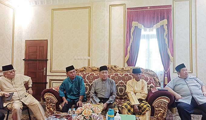 Tokoh masyarakat adat Melayu Pekanbaru H Nasrul Efendi (tengah) menggelar konferensi pers terkait rencana pembentukan LAM Kota Pekanbaru di Kantor LAM Pekanbaru Jalan Senapelan, Rabu (24/5/2023) .