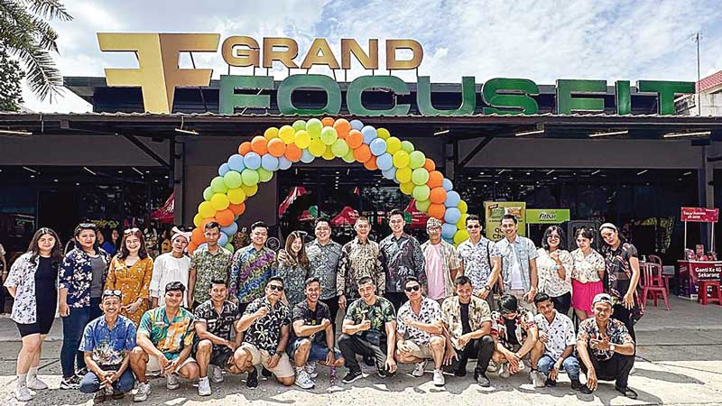 CEO Grand Focus Fit beserta seluruh karyawan dan tamu undangan melakukan foto bersama, Senin (19/6/2023).