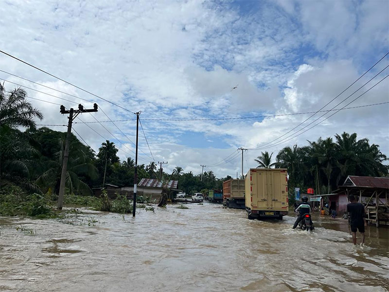 Sejumlah kendaraan bermotor melintasi genangan banjir yang telah berangsur surut di ruas jalan provinsi Simpang Kumu-Kota Tengah-Sontang batas Duri, tepatnya di Desa Rambah Hilir Timur Kecamatan Rambah Hilir, Jumat (29/12/2023) pukul 10.45 WIB.