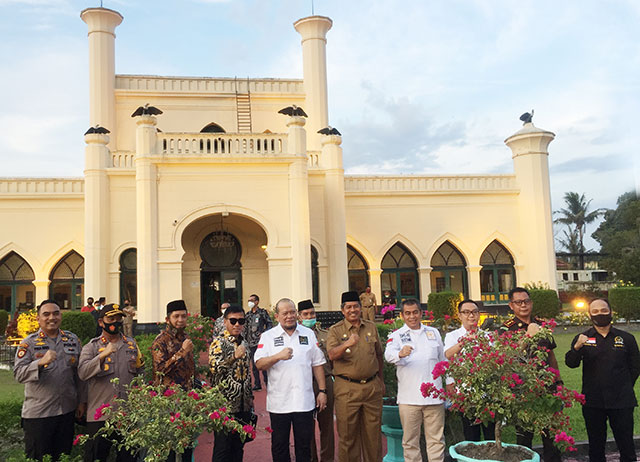 Bupati Siak Drs H Alfedri MSi foto bersama Ketua DPD RI La Nyalla dan Forkopimda Siak di depan Istana Matahari Timur, Senin (31/8/2020). DISKOMINFO SIAK
