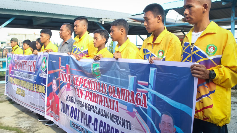 Staf Ahli Bidang Pemerintahan, Hukum dan Politik Rokhaizal melepas petinju di Pelabuhan Tanjung Harapan, Selatpanjang, Selasa (12/9/2023)