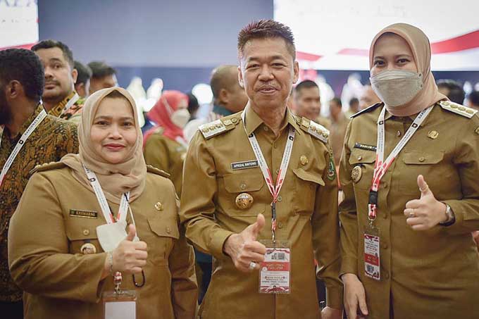 Bupati Bengkalis Kasmarni bersama Bupati Rohil Afrizal Sintong dan Bupati Inhu Rezita Meylani Yopi saat mengikuti Rakornas kepala daerah yang dibuka Presiden RI  Joko Widodo di Sentul International Convention Center, Jakarta, Selasa (17/1/2023).