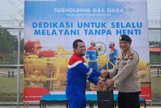 Manager Operation Rokan Area Pertagas berjabat tangan dengan Direktur Pangamanan  OBVIT Polda Riau dalam survei kegiatan pengamanan di wilayah kerja Blok Rokan.