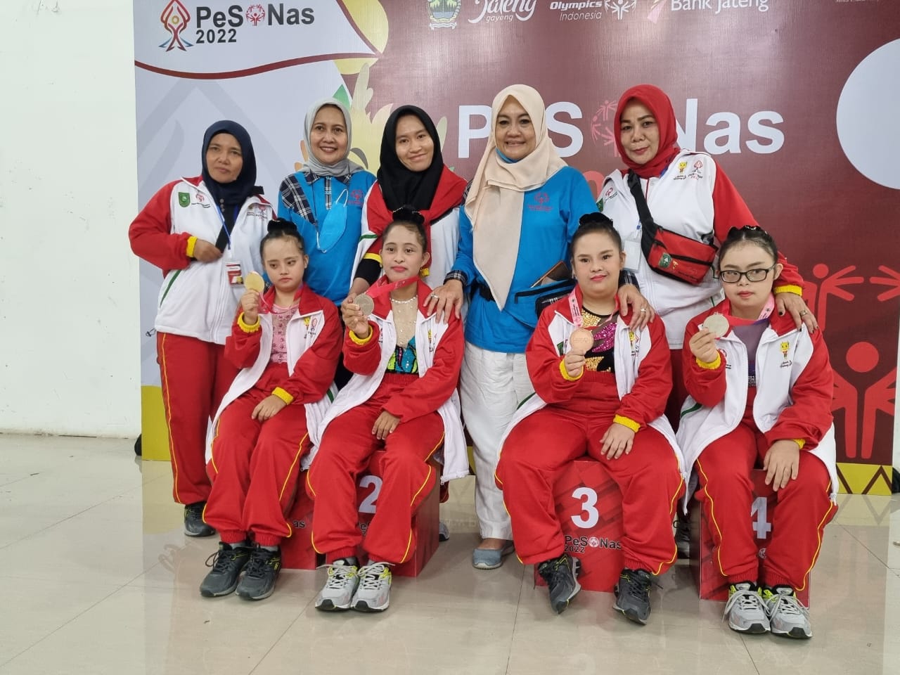 Pengurus SOIna Provinsi Riau foto bersama atlet dan pelatih usai meraih medali pada Pekan Spesial Olympic Nasional (PESONas) 1 Semarang, Rabu (6/7/2022).