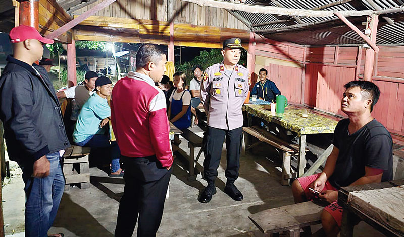 Kapolsek Tualang Kompol Arry melakukan penertiban di warung remang-remang di Kecamatan Tualang, Rabu (8/11/2023).