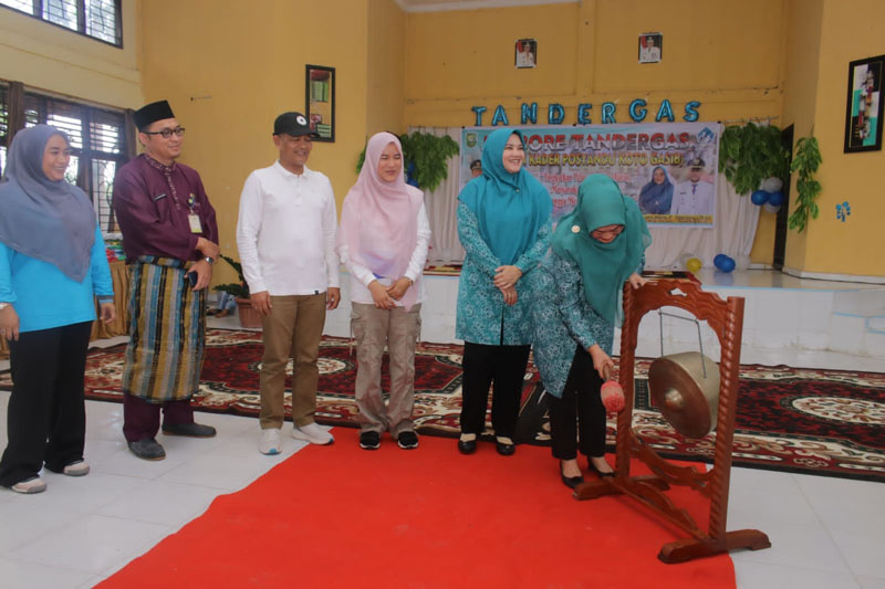 Ketua TP-PKK Kabupaten Siak Rasidah Alfedri memukul gong tanda dimulainya Jambore Kader Posyandu di Aula Kantor Camat Koto Gasib, Rabu (9/8/2023).
