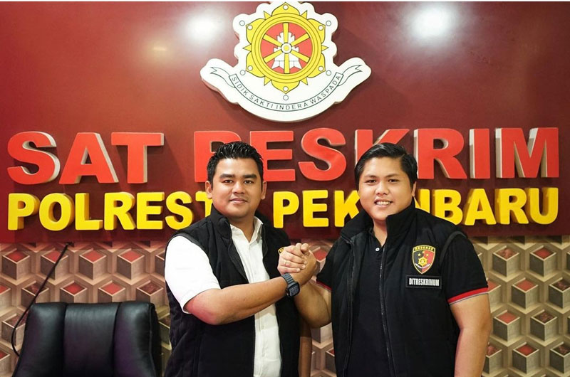 Kanit Jatanras Polda Riau Kompol Indra Lamhot Sihombing (kanan) salam komando bersama Kompol Bery Juana Putra, baru-baru ini.