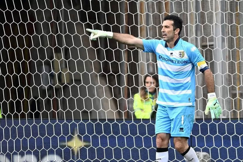 Gianluigi Buffon saat bermain dengan Parma pada Mei lalu. Kini dia memutuskan pensiun di usia 43 tahun.