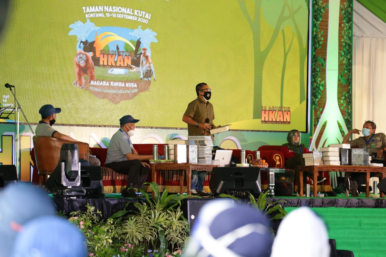 Suasana bedah buku Wisata Intelektual Karya Ir Wiratno saat peringatan HKAN 2020 di Kota Bontang, Kaltim.(KUNNI MASROHANTI/RIAUPOS.CO)