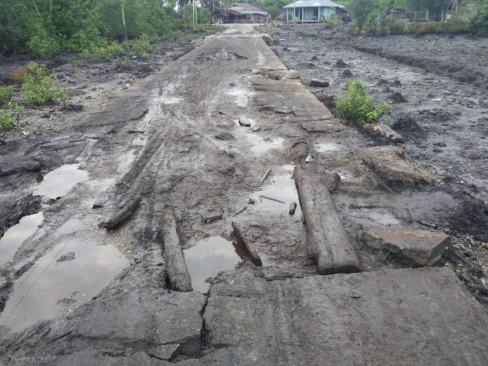Kondisi jalan lintas desa dari desa Kelemantan,Pelkon dan Desa Sekodi Kecamatan Bengkalis kondisinya sangat memprihatinkan dan sulit dilewati ketika diguyur hujan derar, Ahad (23/1/2022).