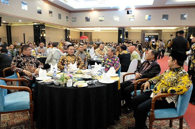 Kapolda Kepri Irjen Pol Tabana Bangun, Kapolda Riau Irjen Pol Mohammad Iqbal, Gubernur Riau Syamsuar, Wakapolda Riau Brigjen Pol Kasihan Rahmadi dan Ketua DPRD Riau Yulisman duduk semeja dalam seremoni pisah sambut Wakapolda Riau serta beberapa PJU dan Ka