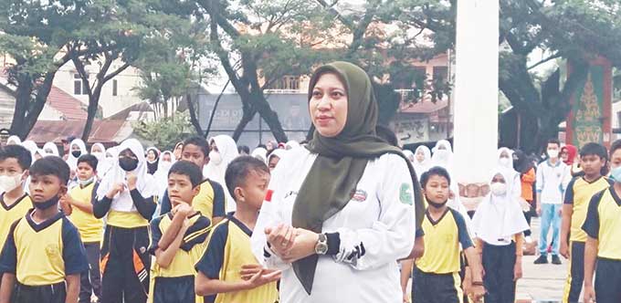 Bupati Inhu Rezita Meylani Yopi mengikuti kegiatan senam bersama ASN dan nonASN, para pelajar serta masyarakat umum, di Ruang Terbuka Hijau (RTH) Kota Rengat, Kamis (9/6/2022).