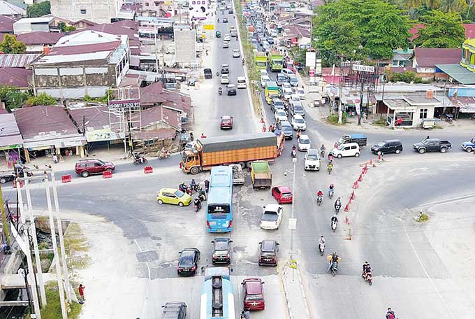 Sejumlah kendaraan mengalami kemacetan arus lalu lintas di simpang Jalan Garuda Sakti-HR Soebrantas, Kota Pekanbaru, baru-baru ini.
