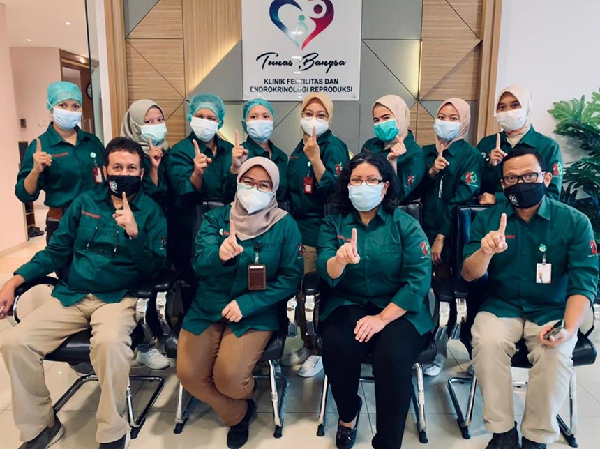 Tim IVF Tunas Bangsa RS Awal Bros Pekanbaru foto bersama pada acara ulang tahun Pertama, Jumat (4/9/2021).