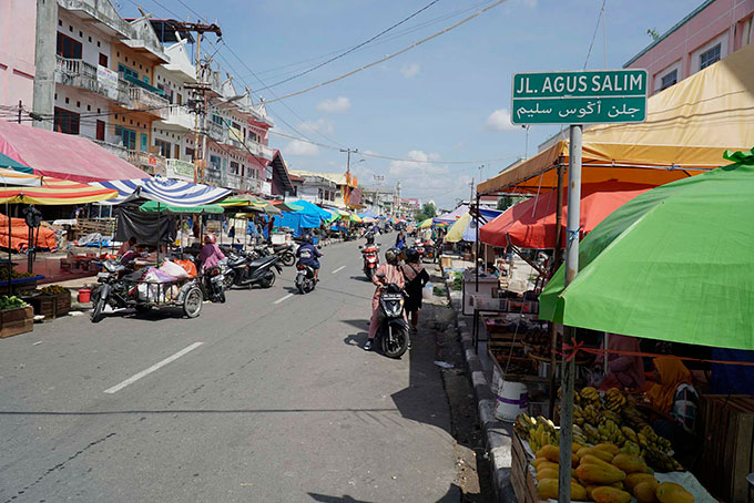 Kondisi jalur pedesterian Jalan Agus Salim yang kembali ditempati pedagang kaki lima (PKL), Kamis (21/7/2022). Pedesterian Jalan Agus Salim sebelumnya telah direvitalisasi untuk dijadikan kawasan  wisata kuliner Kota Pekanbaru.