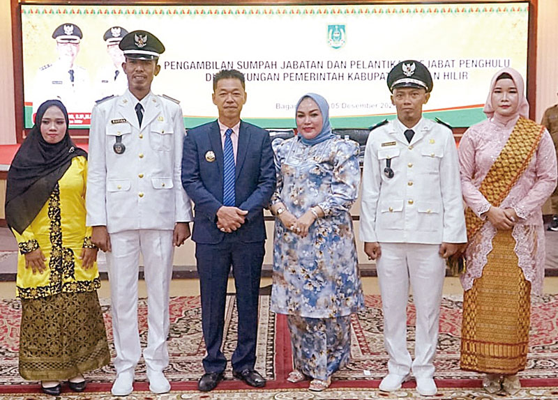 Bupati Rohil Afrizal Sintong SIP MSi dan Ketua TP PKK Sanimar SPd foto bersama dua datuk penghulu yang baru dilantik di Gedung Pertemuan H Misran Rais di Bagansiapiapi, Selasa (5/12/2023) malam.