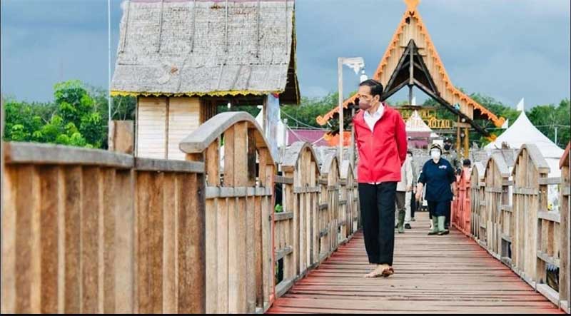 Presiden RI Jokowi saat menjejakkan kakinyaÂ  di Dermaga Pantai Wisata Raja Kecik, Desa Muntai Barat, Kecamatan Bantan, Bengkalis dua tahun silam.