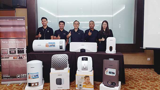 Branch Manager Modena Sumbagteng Albertus Sapt (tengah) bersama jajaran usai memaparkan tentang variasi water heater disela berbuka bersama media di Grand Central Hotel Pekanbaru, Selasa (18/4/2023).