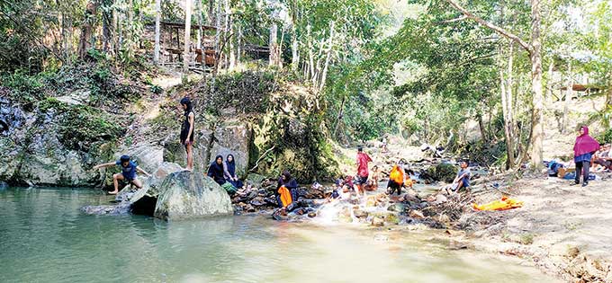 Beberapa warga saat mandi di Ngarai Tangogan, Desa Lubuk Ambacang, Kecamatan Hulu Kuantan, baru-baru ini.
