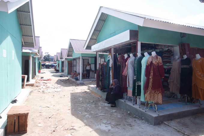 Kondisi jalan di sekitar kios TPS Pasar Cik Puan masih rusak dan belum ada perbaikan, Selasa (20/6/2023). Kerusakan ini menyebabkan banyak pedagang yang masih enggan untuk pindah ke bangunan kios.