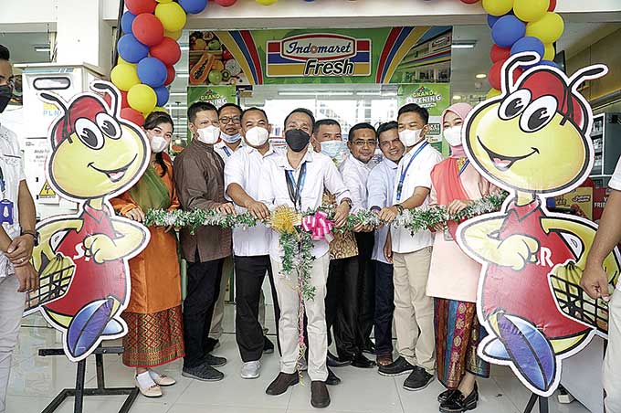 Branch Manager Indomaret Pekanbaru Antonius Budiono (tengah) didampingi Deputi Branch Manager Operational Indomaret Pekanbaru Suyanto (tiga kiri) dan Sekretaris Camat Tuah Madani Feri Susanto SE MM (dua kiri) bersama jajaran Indomaret menggunting pita saa