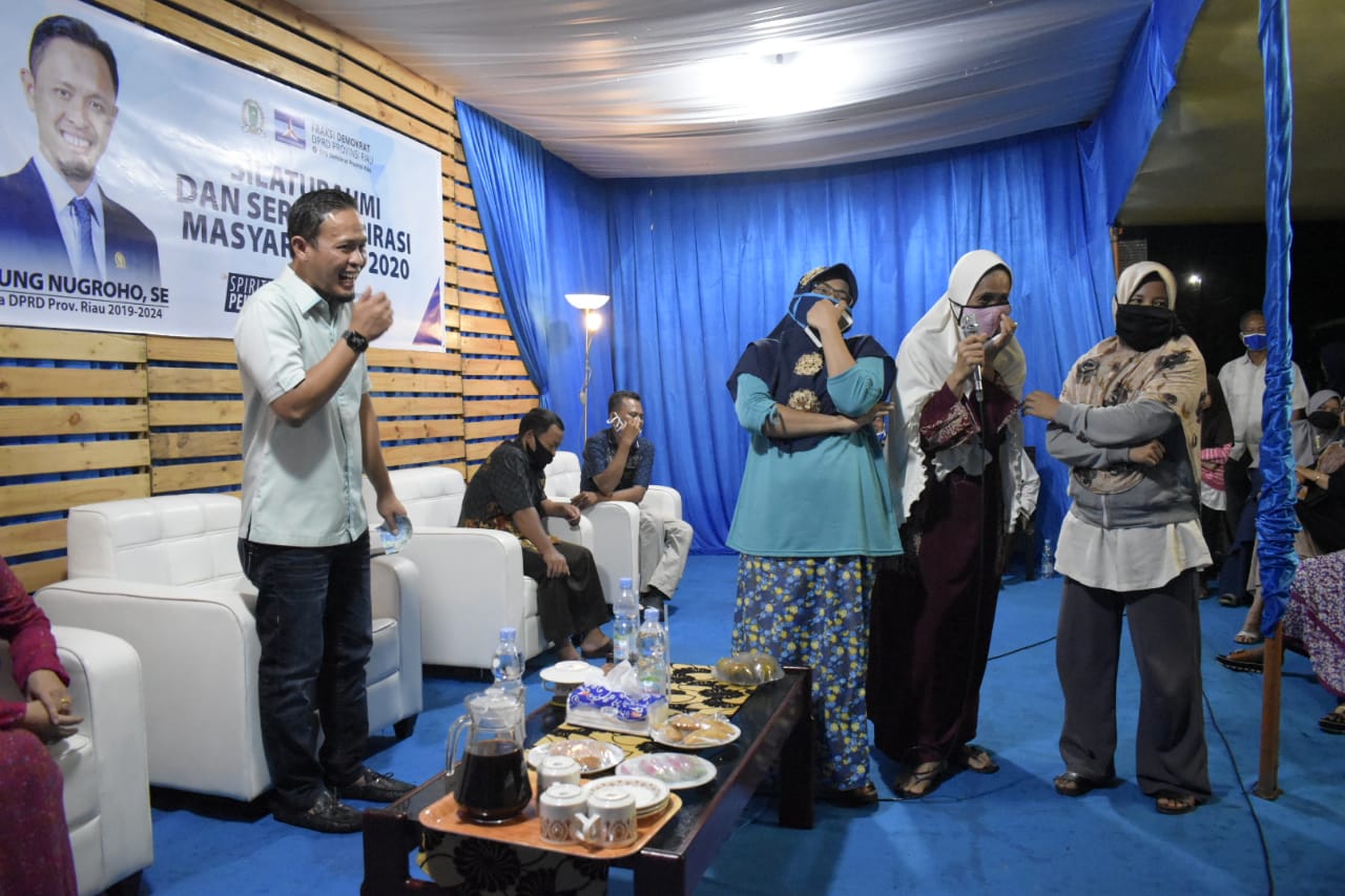 Anggota DPRD Riau dapil Pekanbaru Agung Nugroho (kiri) saat melaksanakan reses di Kecamatan Tenayan Raya, Senin (6/7/2020) malam.(AFIAT ANANDA/RIAUPOS.CO)