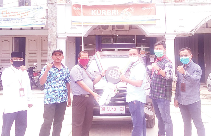Nirwanto (tiga kiri) menerima hadiah mobil program Panen Hadiah Simpedes BRI dari Kepala Unit BRI Bukit Kemuning Hafitrizal, Rabu (5/8/2020). Hadiah ini langsung diantarkan Pimcab BRI Bangkinang  Ardhanny Bagus Pinuntun didampingi AMBM BRI Cabang Bangkina