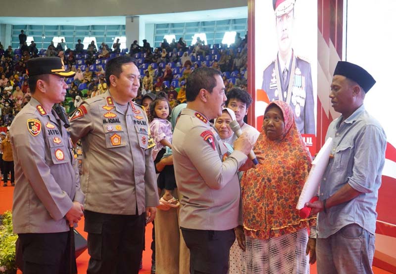 Wakil Kepala Kepolisian Republik Indonesia (Wakapolri) Komjen Pol Agus Andrianto bersama Kapolda Riau Irjen Pol Mohammad Iqbal menyerahkan secara simbolis bantuan bedah rumah, Kamis (23/11/2023). Foto kanan, Wakapolri Komjen Pol Agus Andrianto menggendong