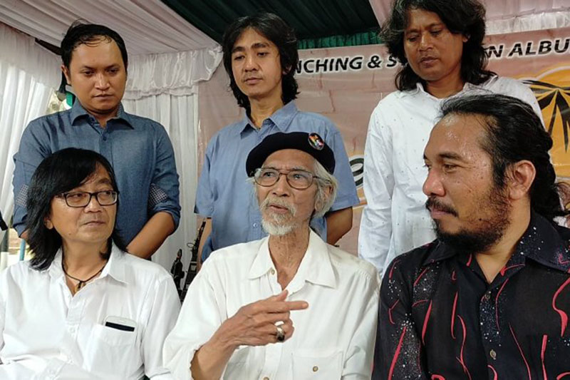 Yok Koeswoyo bersama BendGo. (ABDUL RAHMAN/JAWAPOS.COM)