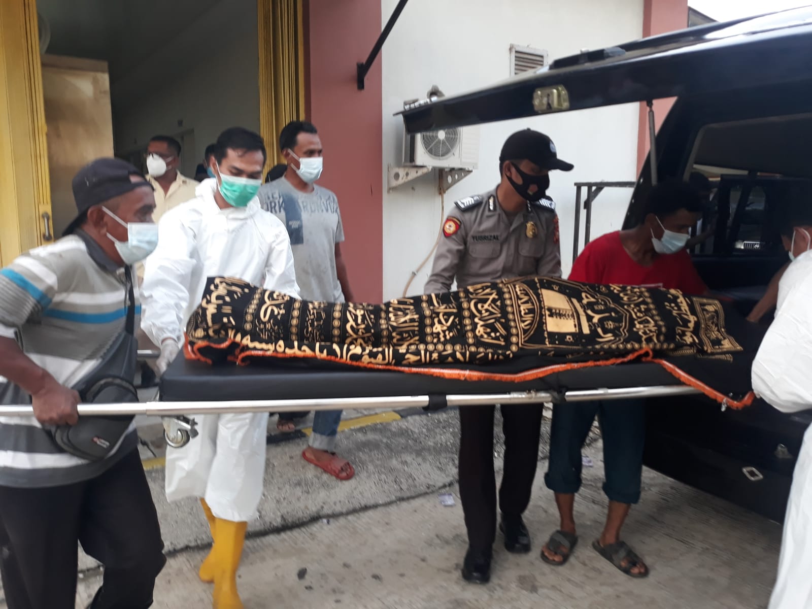Korban yang hanyut terseret arus Sungai Kampar di wilayah Desa Batu Belah, Kecamatan Kampar ditemukan setelah lima hari pencarian oleh Tim SAR Gabungan dibantu warga, Ahad (26/12/2021).