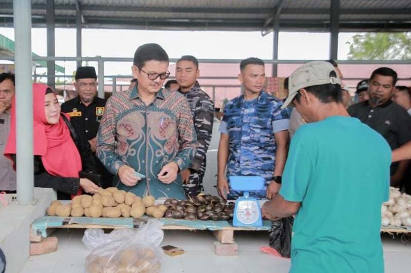 Sekda Kota Dumai Indra Gunawan bersama unsur forkopimda berbelanja di Pasar Lepin, Senin (18/12/2023).