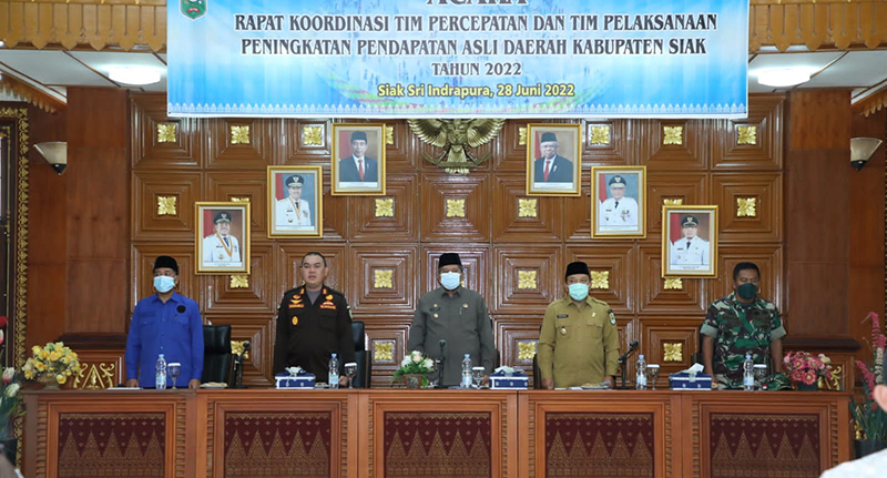 Bupati Siak Alfedri memimpin rapat koordinasi percepatan PAD di Gedung Raja Indra Pahlawan lantai II Kantor Bupati Siak, Selasa (28/6/2022).