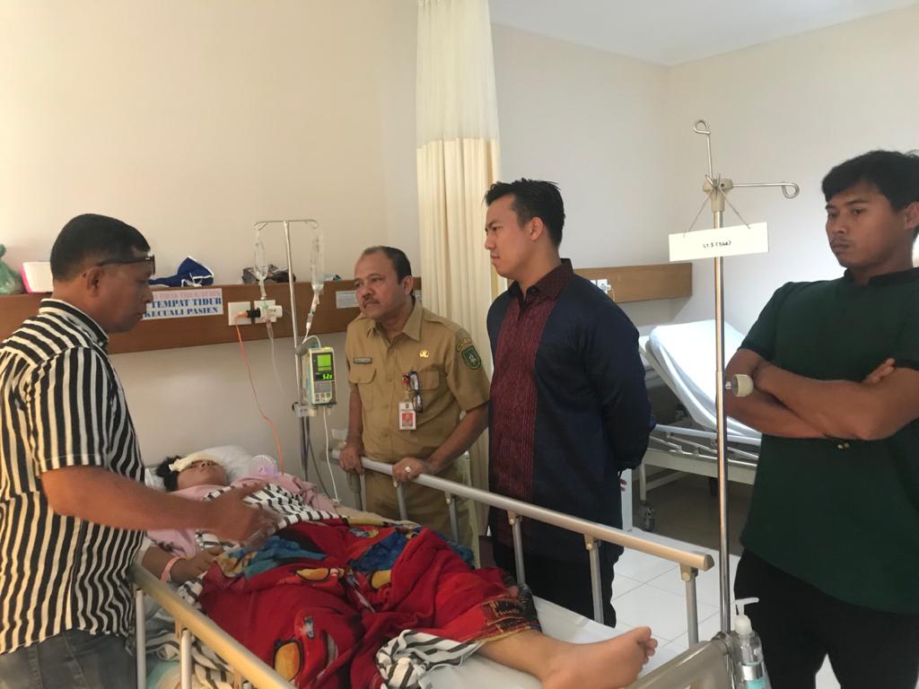 Kepala Dinas Pemuda dan Olahraga (Dispora) Riau Doni Aprialdi bersama Anggota DPRD Riau, M Aulia saat menjenguk kondisi Reni di RS Santa Maria Pekanbaru.(*1/Riau Pos)