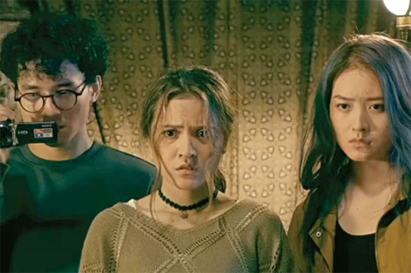 Dari kiri, Rio (Giulio Parengkuan), Windy (Marsha Aruan), dan Siena (Natasha Wilona) berupaya memecahkan misteri bunuh diri di Desa Remetuk dalam film Aku Tahu Kapan Kamu Mati: Desa Bunuh Diri.