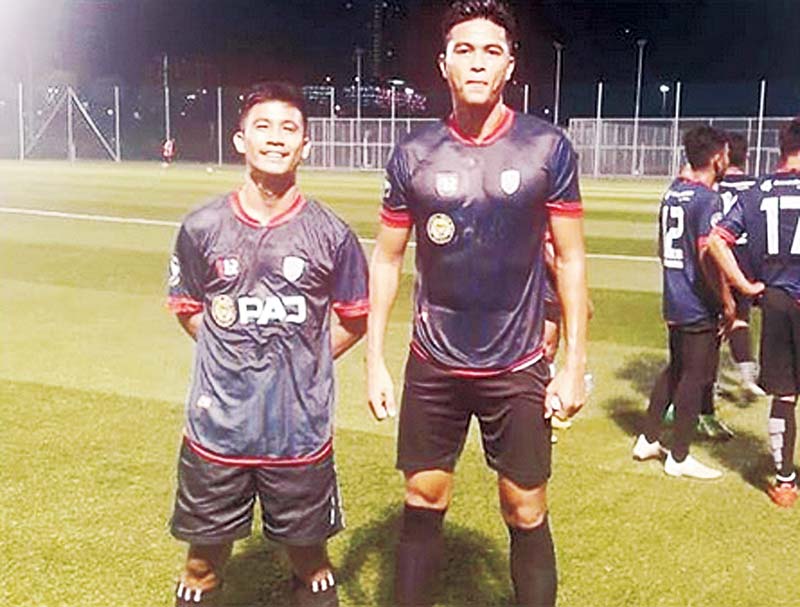MAIN DI MALAYSIA: Redo Rinaldi dan Aed Tri Oka saat ini memperkuat tim asal Malaysia untuk mengisi libur kompetisi Liga 2, Selasa (10/12/2019). (Instagram PSPS)