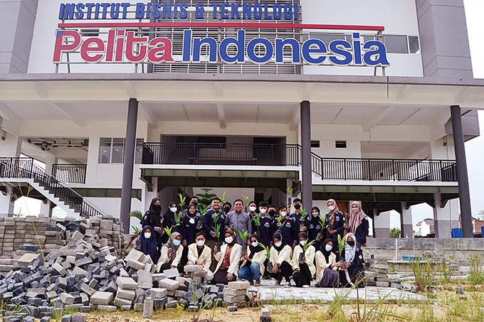 Green Officer Institut Bisnis dan Teknologi Pelita Indonesia, DR Achmad Tavip Junaidi foto bersama mahasiswa sebelum penanaman pohon, Rabu (2/2/2022).