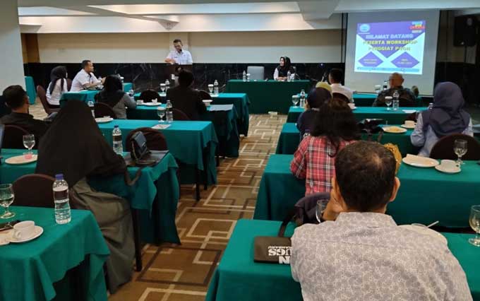 Kepala Badan Nasional Narkotika Republik Indonesia Kota Pekanbaru AKBP Charles Panuju Sinaga SIK MH memberikan sambutan workshop Pencegahan, Pemberantasan, Penyalahgunaan, dan Peredaran Gelap Narkoba (P4GN) di lingkungan swasta di Grand Jatra Hotel, Pekan