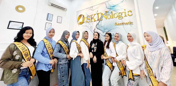 Para finalis Z Face Girl berfoto bersama Owner Skinologic Aesthetic Yori Gemini Yomalai, usai facial treatment, Kamis (8/12/2022).