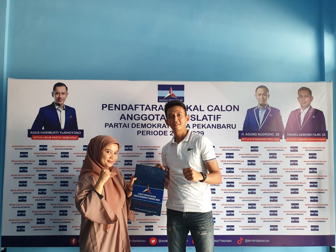 Fatahillah Aryatsyah saat mengembalikan berkas pencalonan calon legislatif di kantor DPC Partai Demokrat, Kota Pekanbaru, Sabtu (17/9/2022).